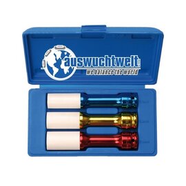 Das Bild zeigt eine blaue Kunststoffbox, die geffnet ist. Im Deckel befindet sich ein Logo mit der Aufschrift ?auswuchtwelt? und dem Slogan ?we balance the world?. In der Box liegen drei farbige Metallwerkzeuge nebeneinander, jeweils mit einem weien Abschnitt am Ende. Die Werkzeuge sind blau, gelb und rot. Die Box ist passgenau fr die drei Werkzeuge ausgeformt und am Rand der Fcher stehen Grenangaben: 17 mm, 19 mm und 21 mm.